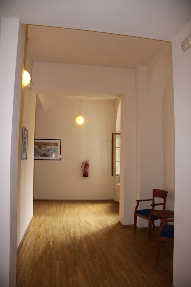 Modra Ruze Aparthotel
